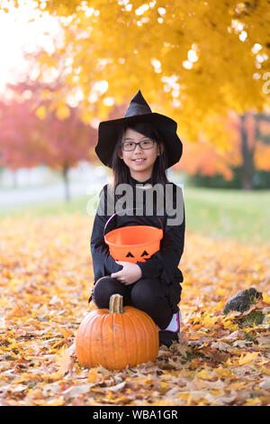 Ritratto di poco ragazza asiatica in costume strega Foto Stock