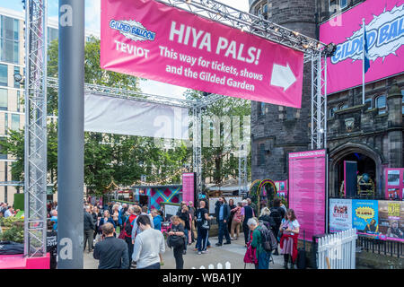 I visitatori di Edinburgh Festival Fringe al palloncino dorato Teviot il luogo e il giardino dorato. I manifesti per gli spettacoli e gli orari e gli orari dei film Foto Stock