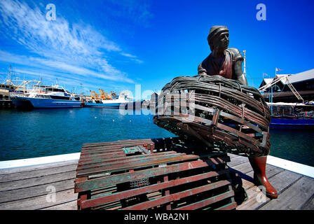 Una delle due dimensioni di vita statue in bronzo in 'ai pescatori' artwork da Greg James e Jon tarderà. Fremantle, Australia occidentale Foto Stock