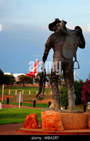 La Australian Stockman Hall of Fame con "La suoneria' statua di stockman da Eddie Hackman in primo piano. Longreach, Queensland, Australia Foto Stock