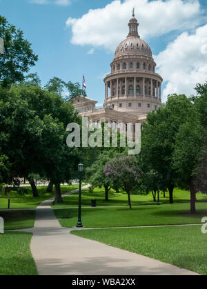 Vista del Texas Capitol con parco in primo piano in una luminosa giornata chiara Foto Stock