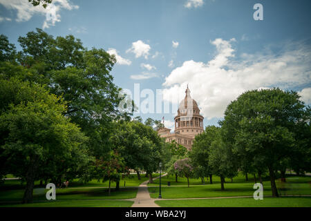 Vista del Austin Texas Capitol dal parco della città Foto Stock