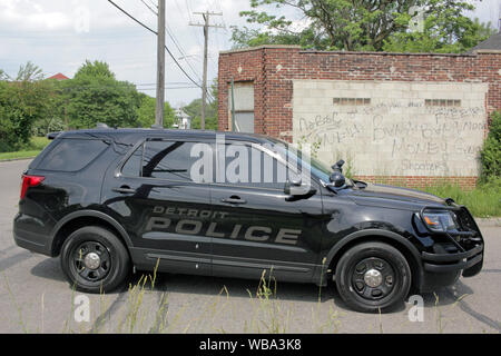 La Detroit del Dipartimento di Polizia di pista esecuzione veicolo da una parete ricoperta in pista graffiti, Detroit, Michigan, Stati Uniti d'America Foto Stock