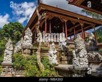 Tempio di Ubud con stagno in Bali Indonesia Foto Stock