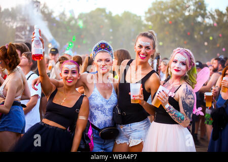 Budapest, Ungheria. 09Aug, 2019. La folla durante il Sziget Festival. Il Sziget Festival è uno dei più grandi della musica e festival culturali in Europa. Esso si svolge ogni agosto nel nord di Budapest. (Foto di Luigi Rizzo/Pacific Stampa) Credito: Pacific Press Agency/Alamy Live News Foto Stock