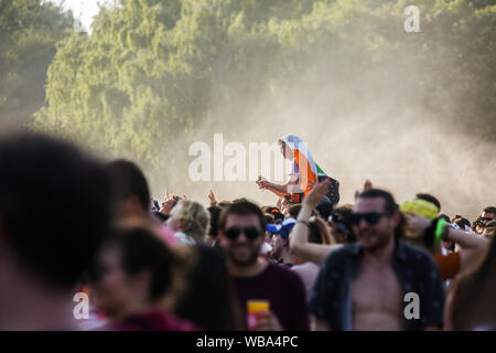 Budapest, Ungheria. 09Aug, 2019. Persone, ritratti, crownd, tramonto da Sziget Festival 2019 (foto di Luigi Rizzo/Pacific Stampa) Credito: Pacific Press Agency/Alamy Live News Foto Stock