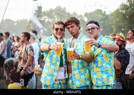 Budapest, Ungheria. 09Aug, 2019. La folla durante il Sziget Festival. Il Sziget Festival è uno dei più grandi della musica e festival culturali in Europa. Esso si svolge ogni agosto nel nord di Budapest. (Foto di Luigi Rizzo/Pacific Stampa) Credito: Pacific Press Agency/Alamy Live News Foto Stock