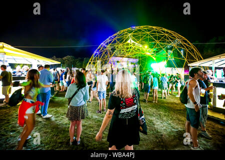 Budapest, Ungheria. 09Aug, 2019. La folla durante il Sziget Festival. Il Sziget Festival è uno dei più grandi della musica e festival culturali in Europa. Esso si svolge ogni agosto nel nord di Budapest. (Foto di Luigi Rizzo/Pacific Stampa) Credito: Pacific Press Agency/Alamy Live News Foto Stock