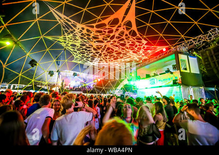 Budapest, Ungheria. 09Aug, 2019. La folla durante il Sziget Festival. Il Sziget Festival è uno dei più grandi della musica e festival culturali in Europa. Esso si svolge ogni agosto nel nord di Budapest. (Foto di Luigi Rizzo/Pacific Stampa) Credito: Pacific Press Agency/Alamy Live News Foto Stock