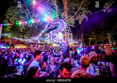 Budapest, Ungheria. 09Aug, 2019. La folla durante il Sziget Festival. Il Sziget Festival è uno dei più grandi della musica e festival culturali in Europa. Esso si svolge ogni agosto nel nord di Budapest. (Foto di Luigi Rizzo/Pacific Stampa) Credito: Pacific Press Agency/Alamy Live News Foto Stock