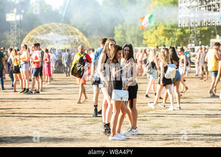 Budapest, Ungheria. 09Aug, 2019. La folla durante il Sziget Festival. Il Sziget Festival è uno dei più grandi della musica e festival culturali in Europa. Esso si svolge ogni agosto nel nord di Budapest. (Foto di Luigi Rizzo/Pacific Stampa) Credito: Pacific Press Agency/Alamy Live News Foto Stock