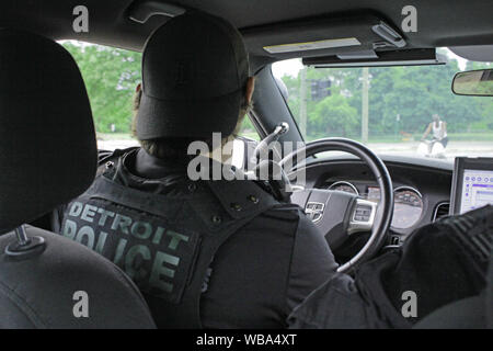 Detroit Special Ops funzionari di polizia pattuglia le strade a Detroit, Michigan, Stati Uniti d'America Foto Stock