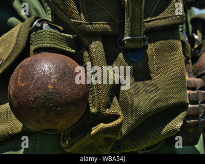 USA la mano militare Grande M67 e un Mk 2 ananas Hand Grenade su saldature uniforme. Foto Stock