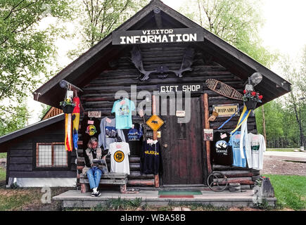 Un piccolo log cabin è un negozio di articoli da regalo che offre anche informazioni per i turisti in visita a Talkeetna, un giro-del-l'-20th-secolo di oro-centro minerario vicino a Parco Nazionale e Riserva di Denali in Alaska centromeridionale, STATI UNITI D'AMERICA. In questi giorni la piccola città è casa di alpinismo stazione di ranger che questioni permette di alpinisti del maestoso Denali (ex Monte McKinley), che è la montagna più alta di America del Nord a 20,310 piedi (6,190 metri). Una camera di dimensioni modello scolpito di Denali e foto di ciascuna faccia della montagna può essere visto a Talkeetna Historical Society Museum. Foto Stock