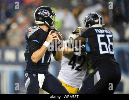 Nashville, Tennessee, Stati Uniti d'America. 25 ago 2019. Tennessee Titans quarterback Ryan Tannehill (17) sorge nella tasca durante un gioco di NFL tra i Pittsburg Steelers e Tennessee Titans al Nissan Stadium in Nashville TN. (Obbligatorio Photo credit: Steve Roberts/CSM) Credito: Cal Sport Media/Alamy Live News Foto Stock