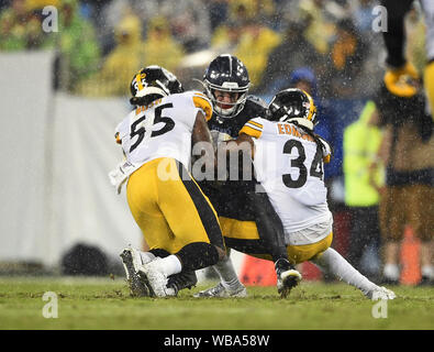 Nashville, Tennessee, Stati Uniti d'America. 25 ago 2019. Tennessee Titans wide receiver Anthony Ratliff-Williams (83) viene affrontato da Pittsburgh Steelers linebacker Jay Elliott (55) Pittsburgh Steelers linebacker Devin Bush (55) durante un gioco di NFL tra i Pittsburg Steelers e Tennessee Titans al Nissan Stadium in Nashville TN. (Obbligatorio Photo credit: Steve Roberts/CSM) Credito: Cal Sport Media/Alamy Live News Foto Stock