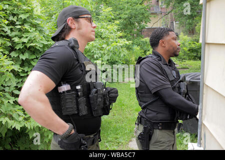Detroit Special Ops funzionari di polizia cerca un voluto sospettare, Detroit, Michigan, Stati Uniti d'America Foto Stock