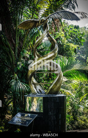 BOGOR, Indonesia - 21 agosto 2018 un palm petrolio greggio statua monumento di bogor giardino botanico in indonesia foto Foto Stock