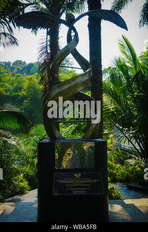 BOGOR, Indonesia - 21 agosto 2018 un palm petrolio greggio statua monumento di bogor giardino botanico in indonesia foto Foto Stock