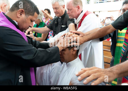 Tradizionale imposizione delle mani la benedizione durante la cerimonia di ordinazione per i seminaristi dei luterani e dei Vescovi alla risurrezione della Chiesa evangelica luterana in San Salvador El Salvador. Foto Stock