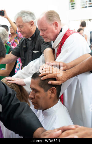 Tradizionale imposizione delle mani la benedizione durante la cerimonia di ordinazione per i seminaristi dei luterani e dei Vescovi alla risurrezione della Chiesa evangelica luterana in San Salvador El Salvador. Foto Stock