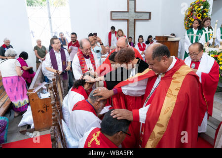 Tradizionale imposizione delle mani la benedizione durante la cerimonia di ordinazione per i seminaristi dei luterani e dei Vescovi alla risurrezione della Chiesa evangelica luterana in San Salvador El Salvador. Foto Stock