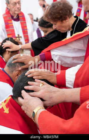 Tradizionale imposizione delle mani la benedizione durante la cerimonia di ordinazione per i seminaristi dei luterani e dei Vescovi alla risurrezione della Chiesa evangelica luterana in San Salvador El Salvador. Foto Stock