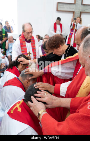 Tradizionale imposizione delle mani la benedizione durante la cerimonia di ordinazione per i seminaristi dei luterani e dei Vescovi alla risurrezione della Chiesa evangelica luterana in San Salvador El Salvador. Foto Stock