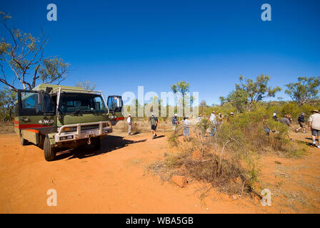 Una guida con i visitatori di Robin Hood stazione e la sua gola Cobbold, vicino a Georgetown, Golfo di Savannah, Queensland, Australia Foto Stock