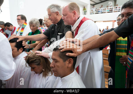 Tradizionale imposizione delle mani la benedizione durante la cerimonia di ordinazione per i seminaristi dei luterani e dei Vescovi alla risurrezione della Chiesa evangelica luterana in San Salvador El Salvador. Foto Stock