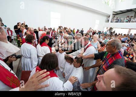 Tradizionale imposizione delle mani la benedizione durante la cerimonia di ordinazione per i seminaristi dei luterani e dei Vescovi alla risurrezione della Chiesa evangelica luterana in San Salvador El Salvador. Foto Stock