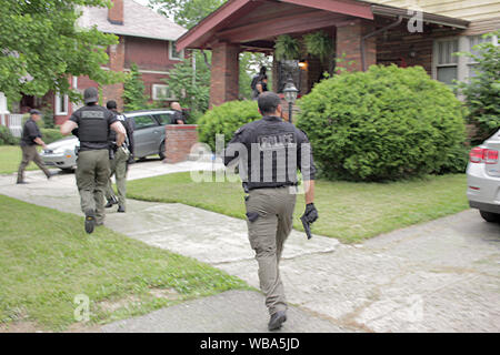 Detroit Special Ops funzionari di polizia cerca un voluto sospettare, Detroit, Michigan, Stati Uniti d'America Foto Stock
