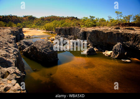 Copperfield Gorge, roccia vulcanica. Il fiume Copperfield ha tagliato attraverso una fessura di lava al confine sud-est del Undara lavafield per formare un Foto Stock