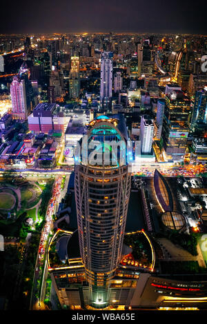 Siam e Rachathewi viste da sopra di notte a Bangkok in Tailandia Foto Stock