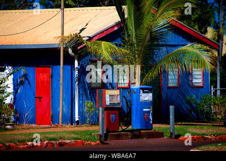 Bowsers in disuso nella strada principale, Normanton, paese del Golfo, North Queensland, Australia Foto Stock