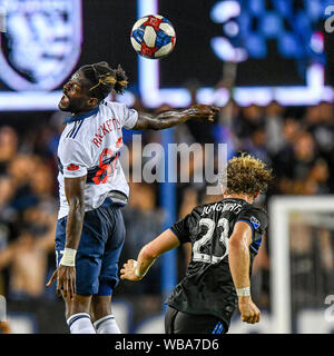 Agosto 24, 2019: Whitecaps avanti Tosaint Ricketts (87) testine a sfera sopra San Jose terremoti centrocampista Florian Jungwirth (23) durante il match di MLS tra il Vancouver Whitecaps e il San Jose terremoti a Avaya Stadium di San Jose, California. Chris Brown/CSM Foto Stock