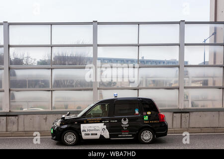 Taxi AJPN di fronte a una parete insonorizzante su una strada. Shinjuku, Tokyo, Giappone. Foto Stock