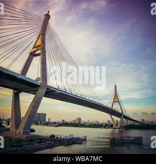 Bhumibol viste a ponte al tramonto a Bangkok in Tailandia Foto Stock