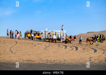 Dune Buggy e turisti, Huacachina oasi nel deserto, Ica, Perù Foto Stock