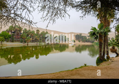 Huacachina oasi nel deserto, Ica, Perù Foto Stock