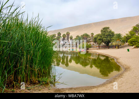 Huacachina oasi nel deserto, Ica, Perù Foto Stock
