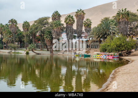 Huacachina oasi nel deserto, Ica, Perù Foto Stock
