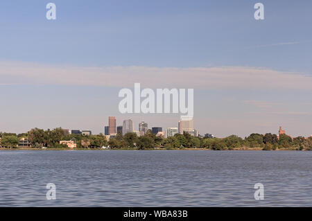 Centro di Denver, Colorado, dalla Sloan lago al tramonto Foto Stock