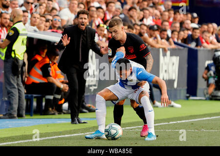 Madrid, Spagna. 25 Ago, 2019. CD di Leganes Jonathan Silva e Atlético de Madrid è Kieran Trippier sono visto in azione durante la Liga partita di calcio tra i CD Leganes e Atlético de Madrid nel Butarque Stadium in Madrid.(punteggio finale; CD Leganes 0:1 Atletico de Madrid) Credito: SOPA Immagini limitata/Alamy Live News Foto Stock