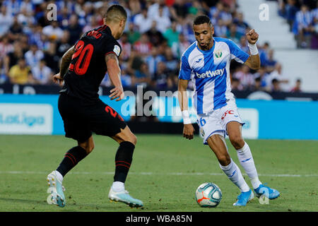 Madrid, Spagna. 25 Ago, 2019. CD di Leganes Youssef En-Nesyri e Atlético de Madrid è Victor Machin 'Vitolo' sono visto in azione durante la Liga partita di calcio tra i CD Leganes e Atlético de Madrid nel Butarque Stadium in Madrid.(punteggio finale; CD Leganes 0:1 Atletico de Madrid) Credito: SOPA Immagini limitata/Alamy Live News Foto Stock