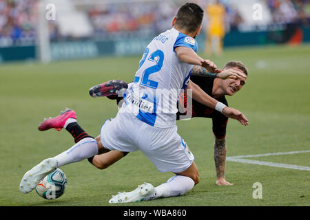 Madrid, Spagna. 25 Ago, 2019. CD di Leganes Dimitrios Siovas e Atlético de Madrid è Kieran Trippier sono visto in azione durante la Liga partita di calcio tra i CD Leganes e Atlético de Madrid nel Butarque Stadium in Madrid.(punteggio finale; CD Leganes 0:1 Atletico de Madrid) Credito: SOPA Immagini limitata/Alamy Live News Foto Stock