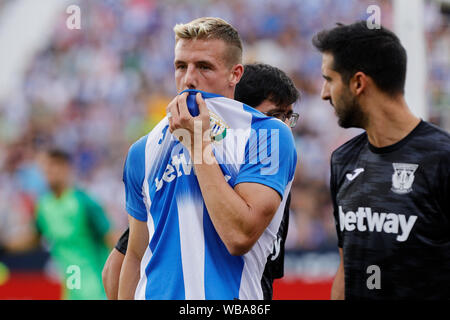 Madrid, Spagna. 25 Ago, 2019. CD di Leganes Rodrigo Oggi Tarin viene ferito durante la Liga partita di calcio tra i CD Leganes e Atlético de Madrid nel Butarque Stadium in Madrid.(punteggio finale; CD Leganes 0:1 Atletico de Madrid) Credito: SOPA Immagini limitata/Alamy Live News Foto Stock