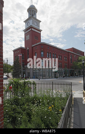 Vecchi edifici storici sulla strada di Biddeford Maine Foto Stock