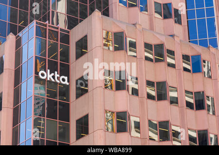 Okta segno sulla facciata della sede centrale. Okta, Inc. è quotata pubblicamente la gestione delle identità e degli accessi company Foto Stock