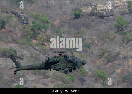 Tentara Nasional Indonesia Angkatan Darat (TNI-AD Indonesia Forze Armate) xi Squadron aviation vola un elicottero Apache come parte di un giunto live fire esercizio tra noi e il TNI- Annuncio di aviazione. La missione congiunta ha montrato elicotteri Apache da entrambi gli eserciti la manovra ed eliminando i bersagli con live round compreso 30mm gun round, 2 Hellfire missili e 2,75 pollici di razzi. Il live fire esercizio era una parte di Garuda schermo 19. Garuda Shield è un annuale, bilaterali esercitazione militare sponsorizzato dal governo degli STATI UNITI Pacifico esercito e ospitato annualmente da Tentara Nasional Indonesia. Quest anno segna il Foto Stock